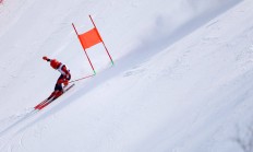 九游娱乐网页版-关于滑雪比赛中选手速度飞快，挑战极限突破的信息