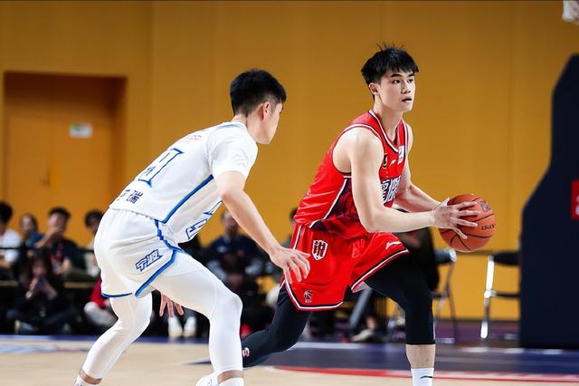 上海男篮力克四川队，豪取两连胜