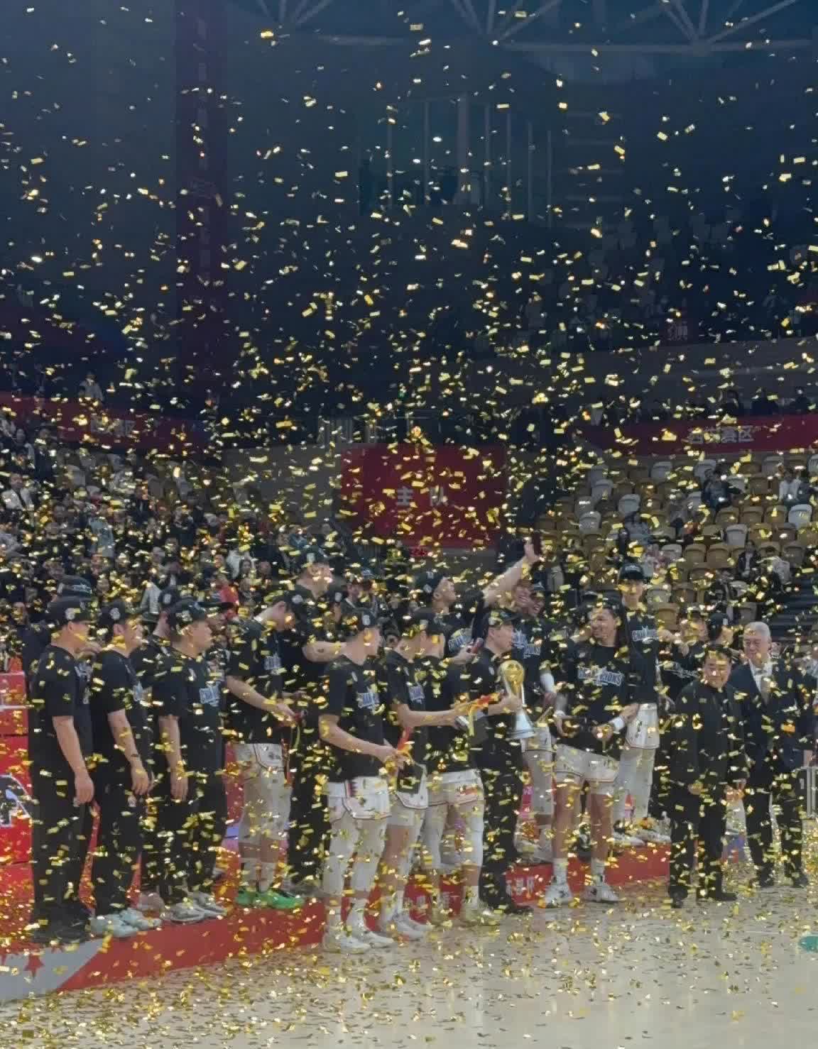 上海男篮力克四川队，豪取两连胜