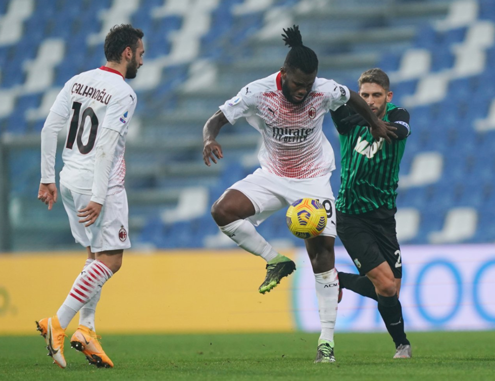 包含尤文图斯赢下榜首之战暂居积分榜榜首的词条