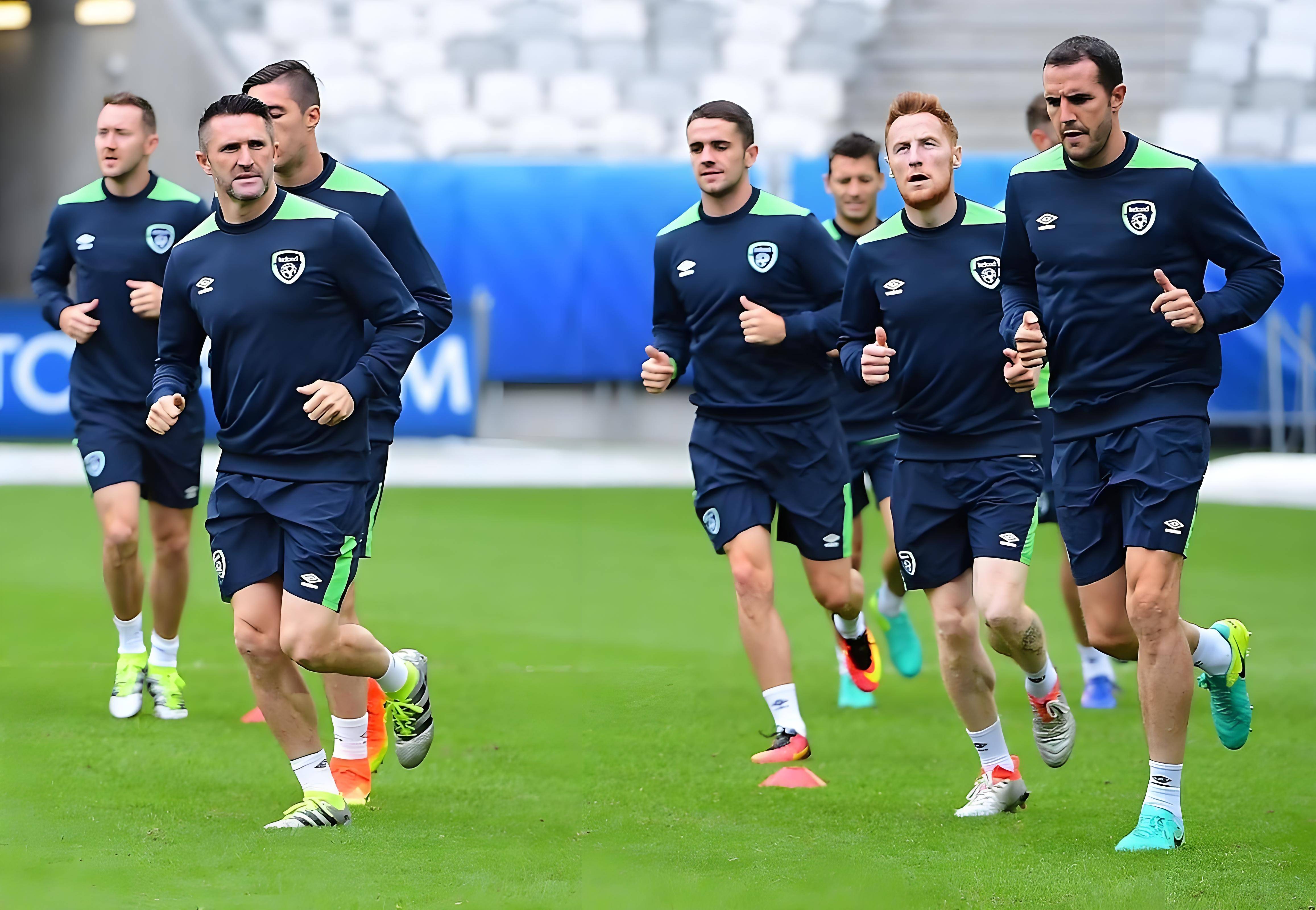 关于荷兰队遭遇挑战，努力争取晋级机会的信息