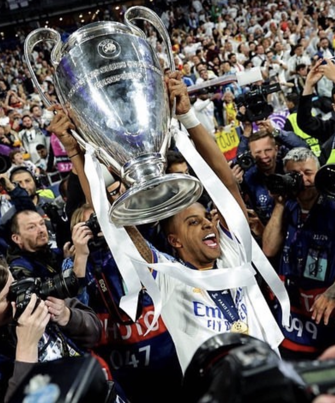 包含AC米兰后卫罗德里格斯：我们要团结一心，共同奋斗的词条