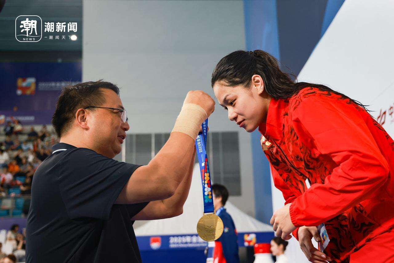 游泳女将发挥出色，夺得冠军