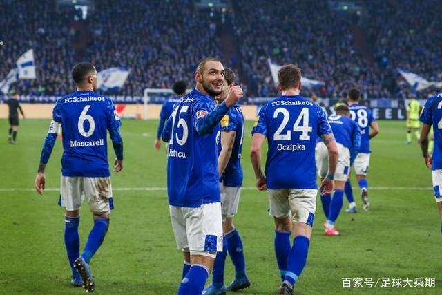 沙尔克04主帅新科上任后，球队士气大振的简单介绍