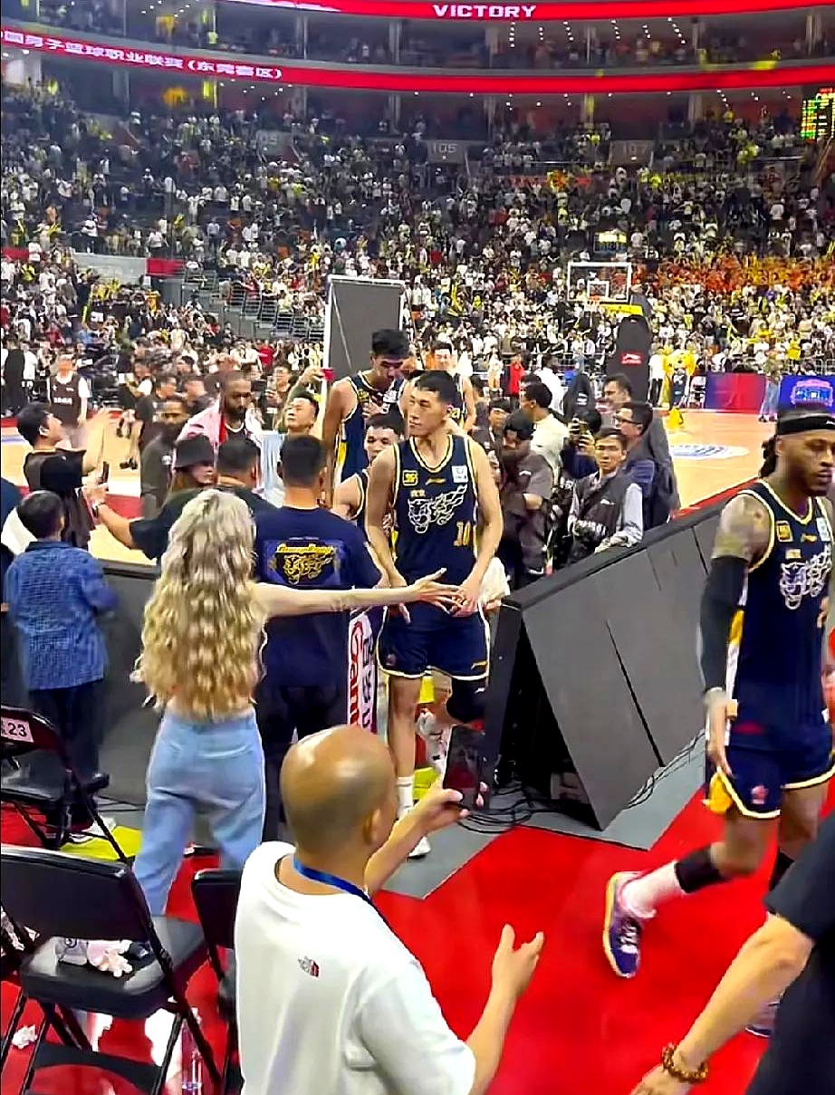 比赛精彩纷呈，球队表现抢眼赢得胜利