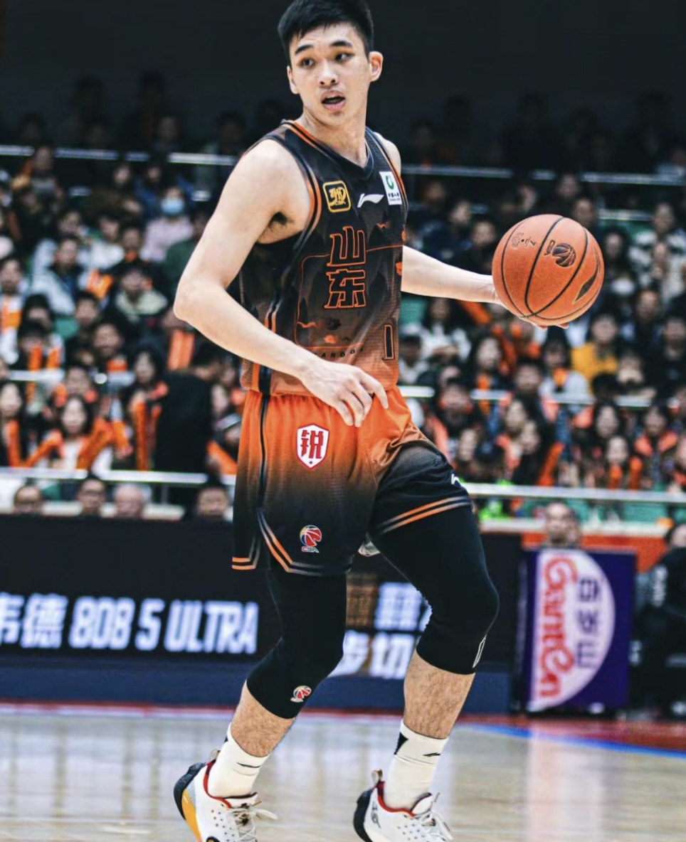 山东队在一场紧张的篮球对决中取得胜利 山东队在一场紧张的篮球对决中取得胜利