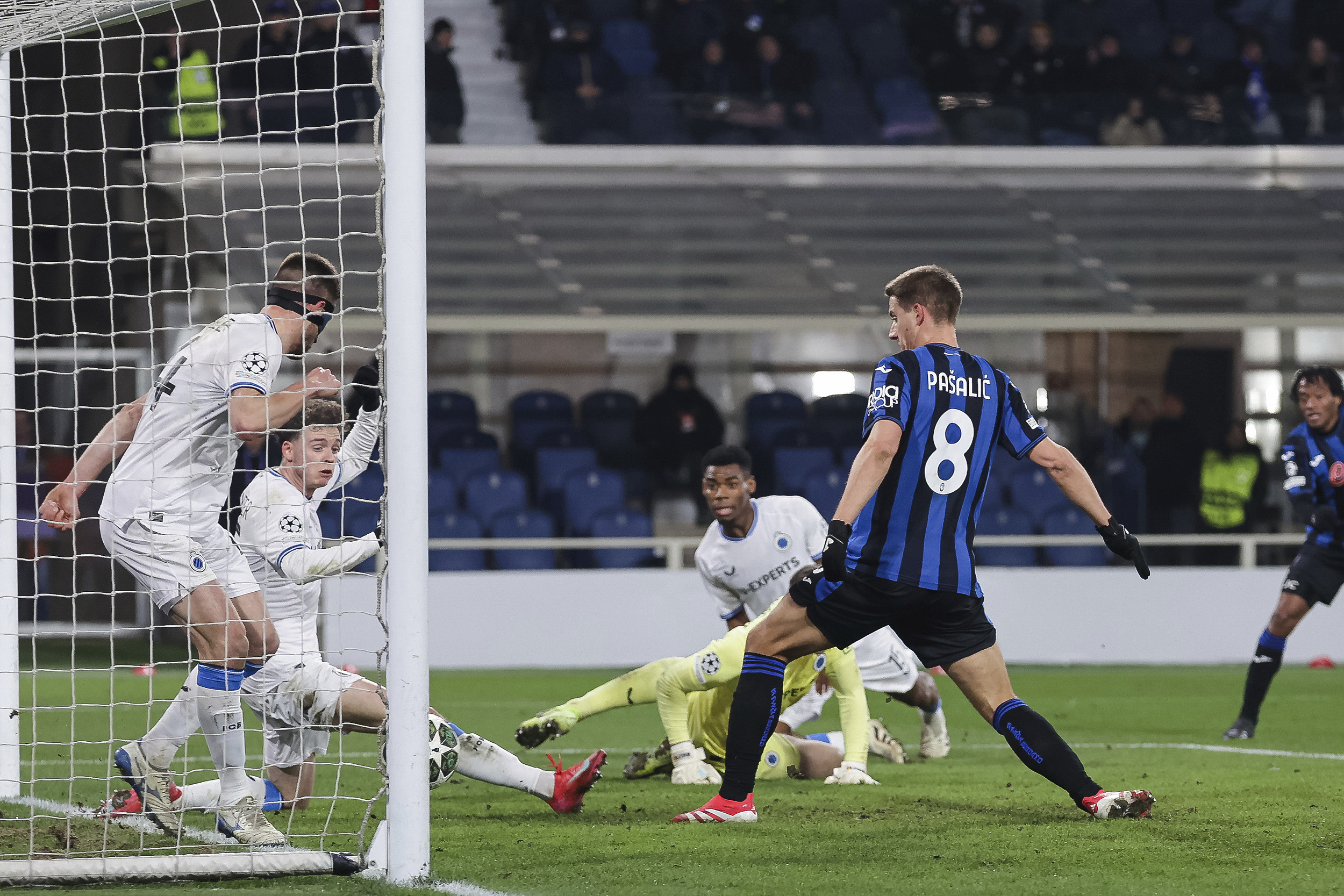 欧预赛比赛惊险刺激，球员展现出色技术的简单介绍